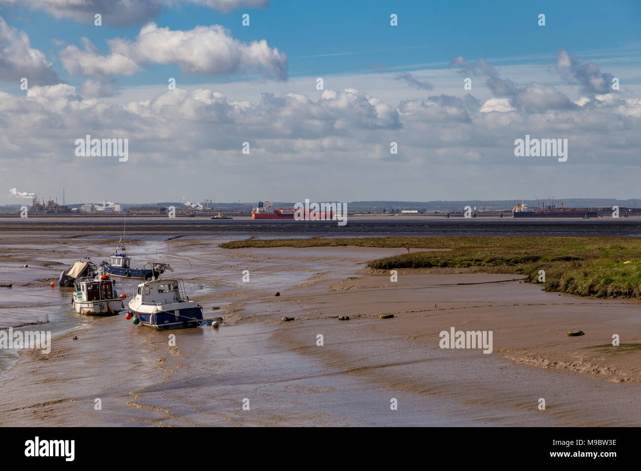 In der Nähe von Ottringham, East Riding von Yorkshire, England, Großbritannien - 03.Mai 2016: Boote am Ufer des Flusses Humber, mit Blick auf den Immingham Dock Stockfoto