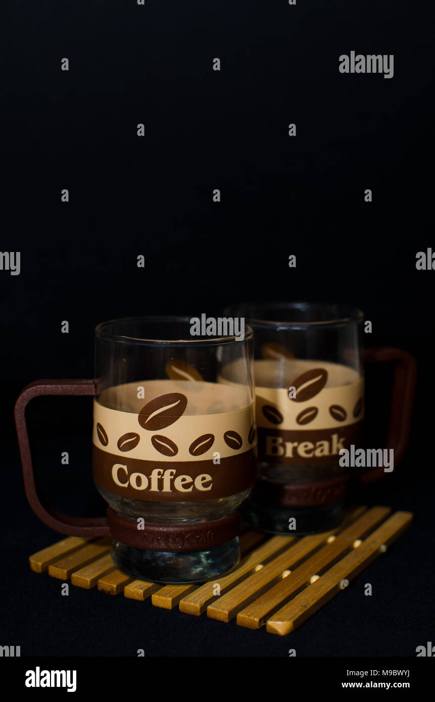 Nis, Serbien, 13. März 2018: zwei ungewöhnliche Gläser Tasse mit Kaffee Design und sagte Kaffeepause auf schwarzem Hintergrund, Studio Aufnahmen mit Kopie Raum Stockfoto