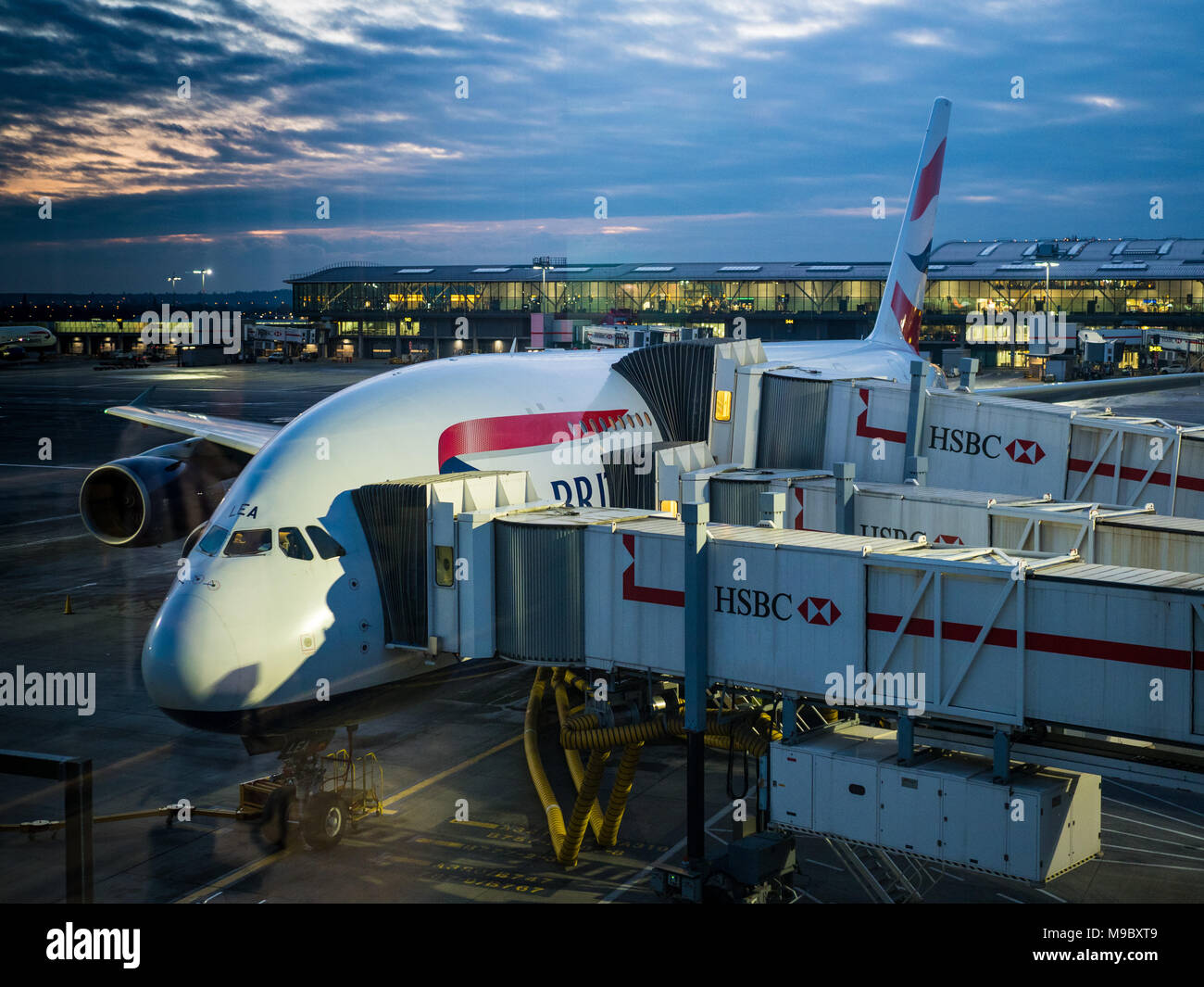 BA Airbus A380 am Flughafen Heathrow Terminal 5 vor dem Flug nach Hong Kong. Bitte beachten Sie Foto durch Glas genommen, so dass Sie einen leichten Reflexionen sichtbar. Stockfoto
