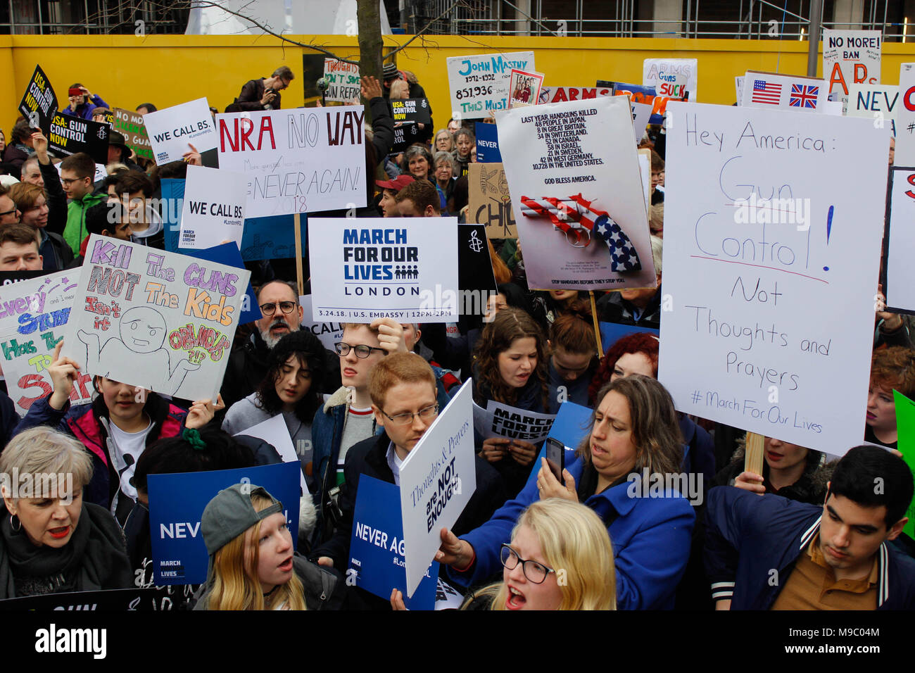 London, Großbritannien. 24. März, 2018. Die Demonstranten auf der US-Botschaft in London für den März für unser Leben Credit: Alex Cavendish/Alamy leben Nachrichten Stockfoto