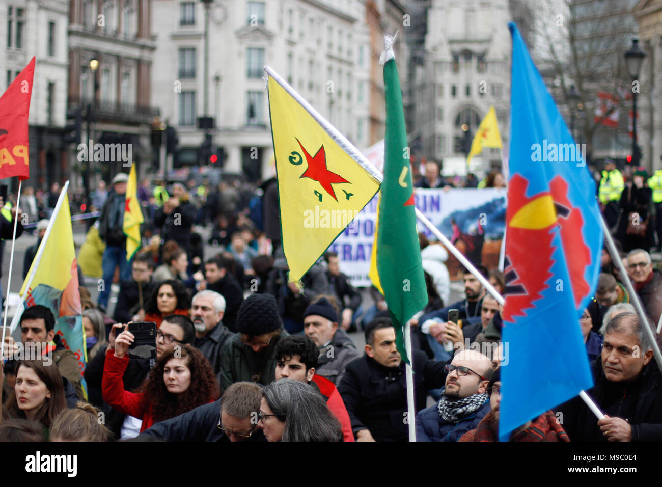 London, Großbritannien. 24. März, 2018. Demonstranten nehmen in einer freien Afrin März Anna Campbell Credit: Alex Cavendish/Alamy Leben Nachrichten gedenken Stockfoto