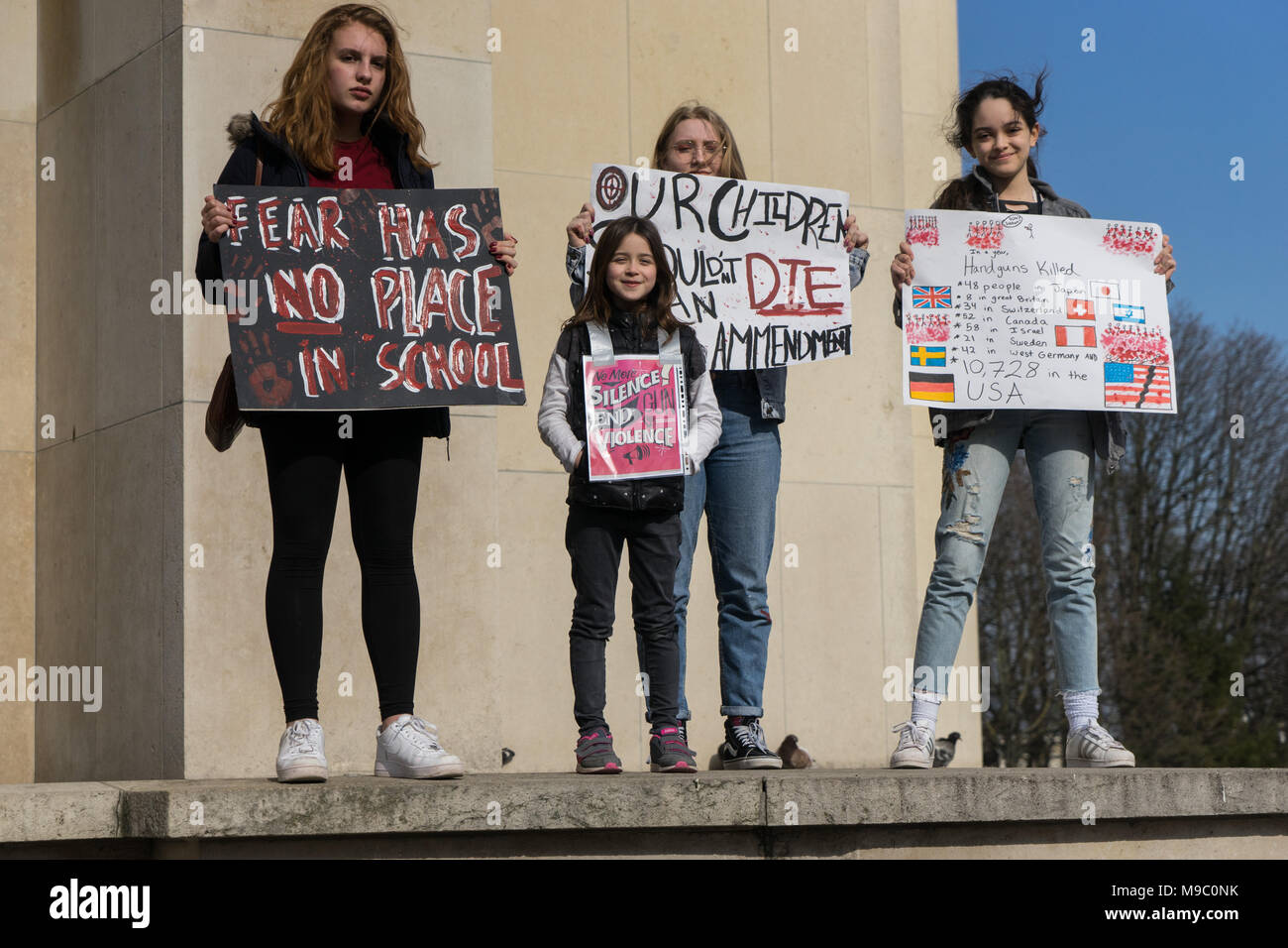 Paris, Frankreich. 24. März 2018. Junge Mädchen holding Zeichen gegen Waffengewalt während der März für unser Leben zu protestieren. © David Bertho/Alamy leben Nachrichten Stockfoto