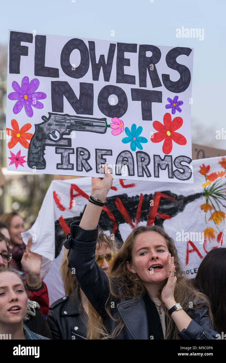 Paris, Frankreich. 24. März 2018. Junge Frau mit einem Schild gegen Waffengewalt während der März für unser Leben zu protestieren. © David Bertho/Alamy leben Nachrichten Stockfoto