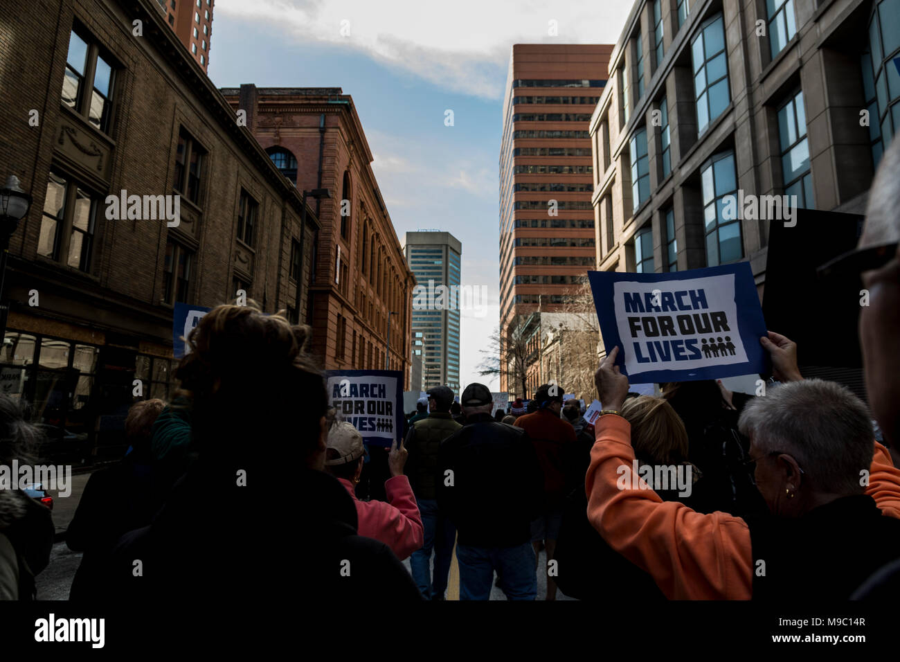 Baltimore, Maryland, USA. 24. März, 2018. Marchers Richtung Süden auf Strasse Commerce während der Baltimore März für unser Leben März am 24. März in Baltimore Maryland 2018. Credit: Benjamin Tankersley/Alamy leben Nachrichten Stockfoto