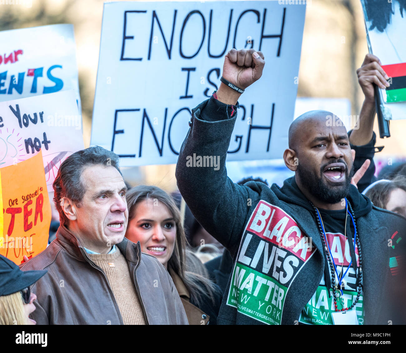 New York, USA. 24. März 2018. (L-R): Der Gouverneur von New York, Andrew Cuomo, ihre Tochter Michaela Kennedy Cuomo, und schwarze Leben Egal, New York Präsident Hawk Newsome eine 'March Für Protest unser Leben "anspruchsvolle Gun Control in New York City. Foto von Enrique Ufer/Alamy leben Nachrichten Stockfoto