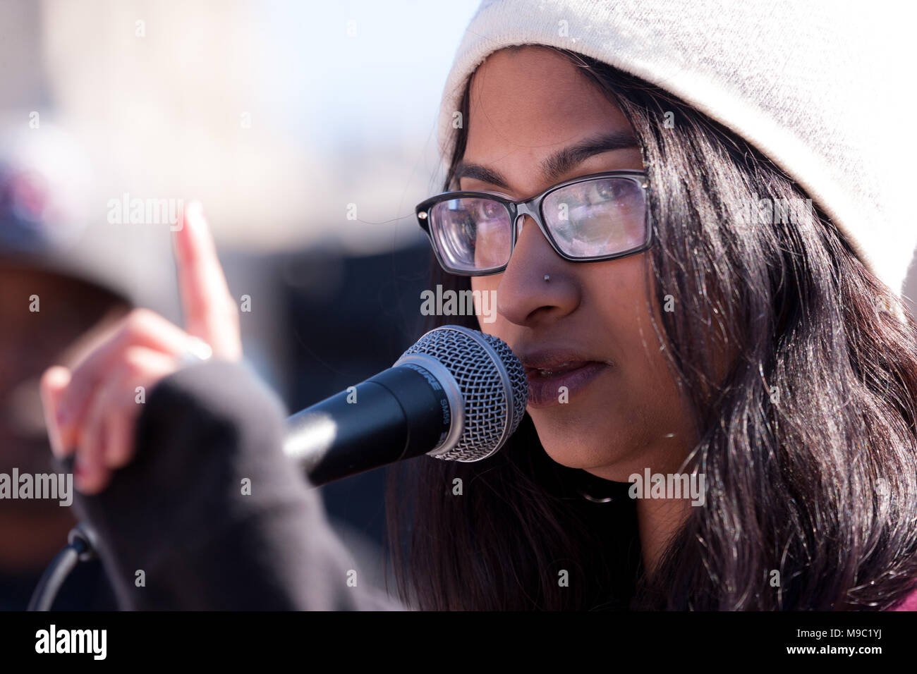 Toronto, Ontario, Kanada. 24. März, 2018. Sarah eine Studentin aus Marjory Stoneman Douglas High School in Florida, USA spricht, die während einer März für unser Leben Rallye in Toronto, Ontario, Kanada, versammelte sich am 24. März 2018. Der Protest Antwort auf die Februar schießen auf Marjory Stoneman Douglas High School in Florida, wo 17 Schüler erschossen wurden. Credit: Mark Spowart/Alamy leben Nachrichten Stockfoto