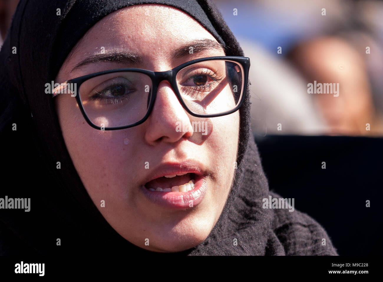 Toronto, Ontario, Kanada. 24. März, 2018. Fatimah Yassin, 17, spricht, die während einer März für unser Leben Rallye in Toronto, Ontario, Kanada, versammelte sich am 24. März 2018. Der Protest wurde in Reaktion auf die Februar schießen auf Marjory Stoneman Douglas High School in Florida, wo 17 Schüler erschossen wurden. Credit: Mark Spowart/Alamy leben Nachrichten Stockfoto