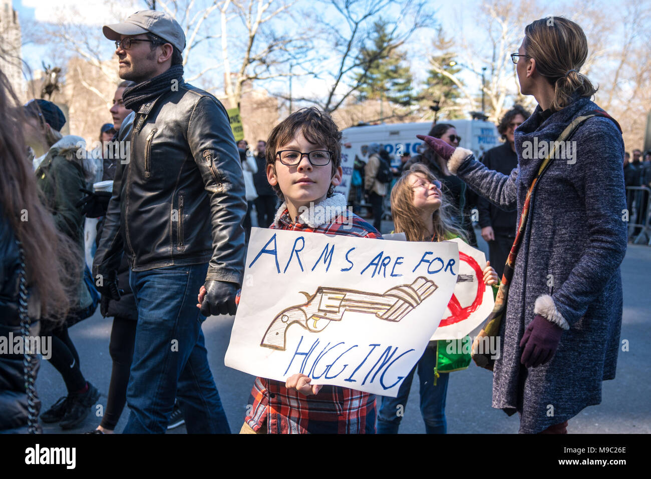 New York, USA. 24. März 2018. Eine Familie verbindet eine 'March Für Protest unser Leben "anspruchsvolle Gun Control in New York City. Foto von Enrique Ufer/Alamy leben Nachrichten Stockfoto