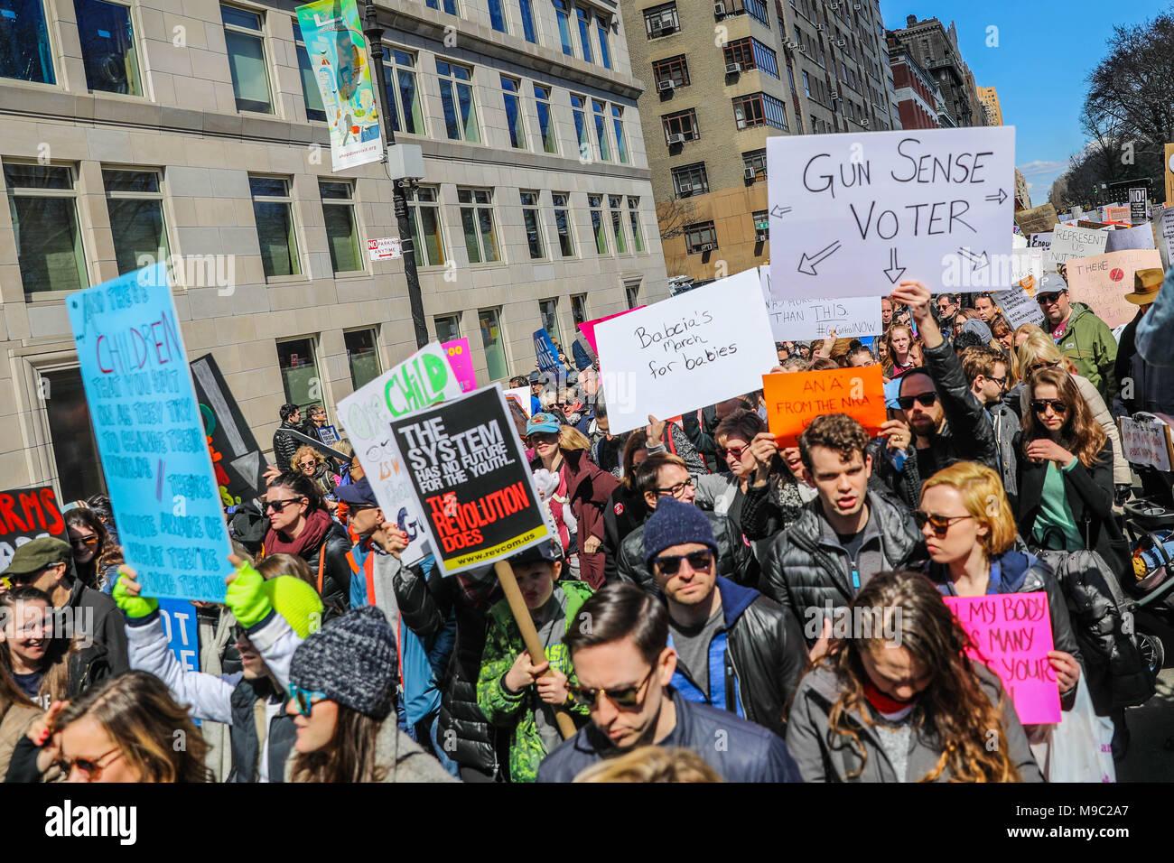 New York City, USA. Familien und Studenten während 'Marsch für das Leben' Handeln zur Unterstützung der Gun Control, auf der Insel Manhattan in New York City am Samstag, 24. (Foto: WILLIAM VOLCOV/BRASILIEN FOTO PRESSE) Credit: Brasilien Foto Presse/Alamy leben Nachrichten Stockfoto