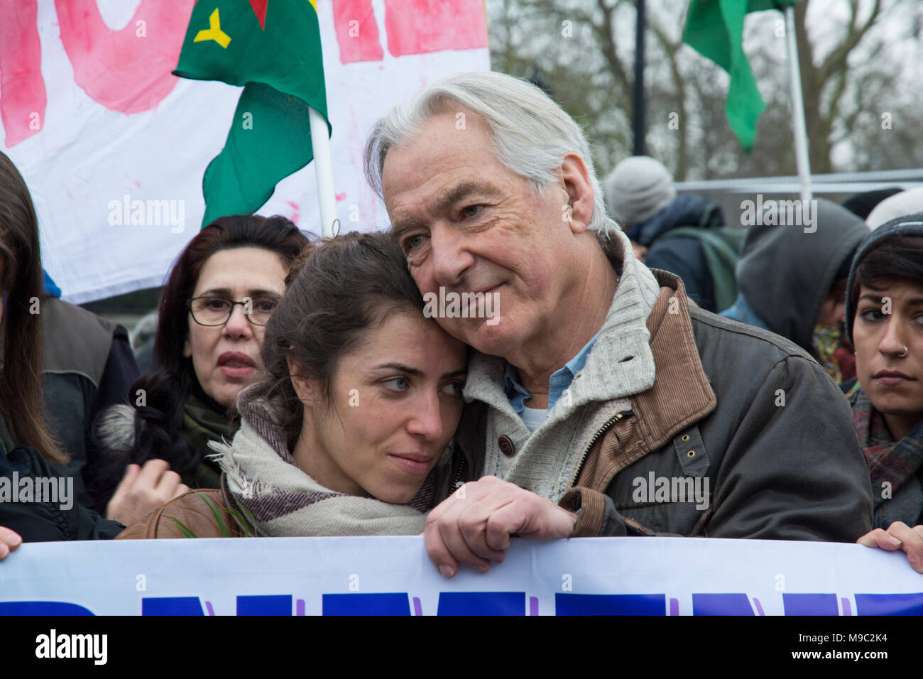 London, UK, 24. März 2018. Memorial Demonstration zu Anna Campbell. Kurden und Unterstützer marschierten von Marble Arch, dem Parlament Platz für einen türkischen Truppen in Brand der Körper der britische Frau Anna Campbell und andere von afrin durch Ihre trauernden Familien, die abgerufen werden, damit aufhören. Anna zusammen mit anderen YPJ Kämpfer war von einem türkischen Luftangriff am 15. März in Afrin, nördliches Syrien getötet. Zusammen mit anderen internationalen Freiwilligen trat sie dem Kurdischen YPG zu bekämpfen ist. Anna war die erste britische Frau durch die türkischen Streitkräfte getötet worden zu sein. Quelle: Steve Bell/Alamy leben Nachrichten Stockfoto