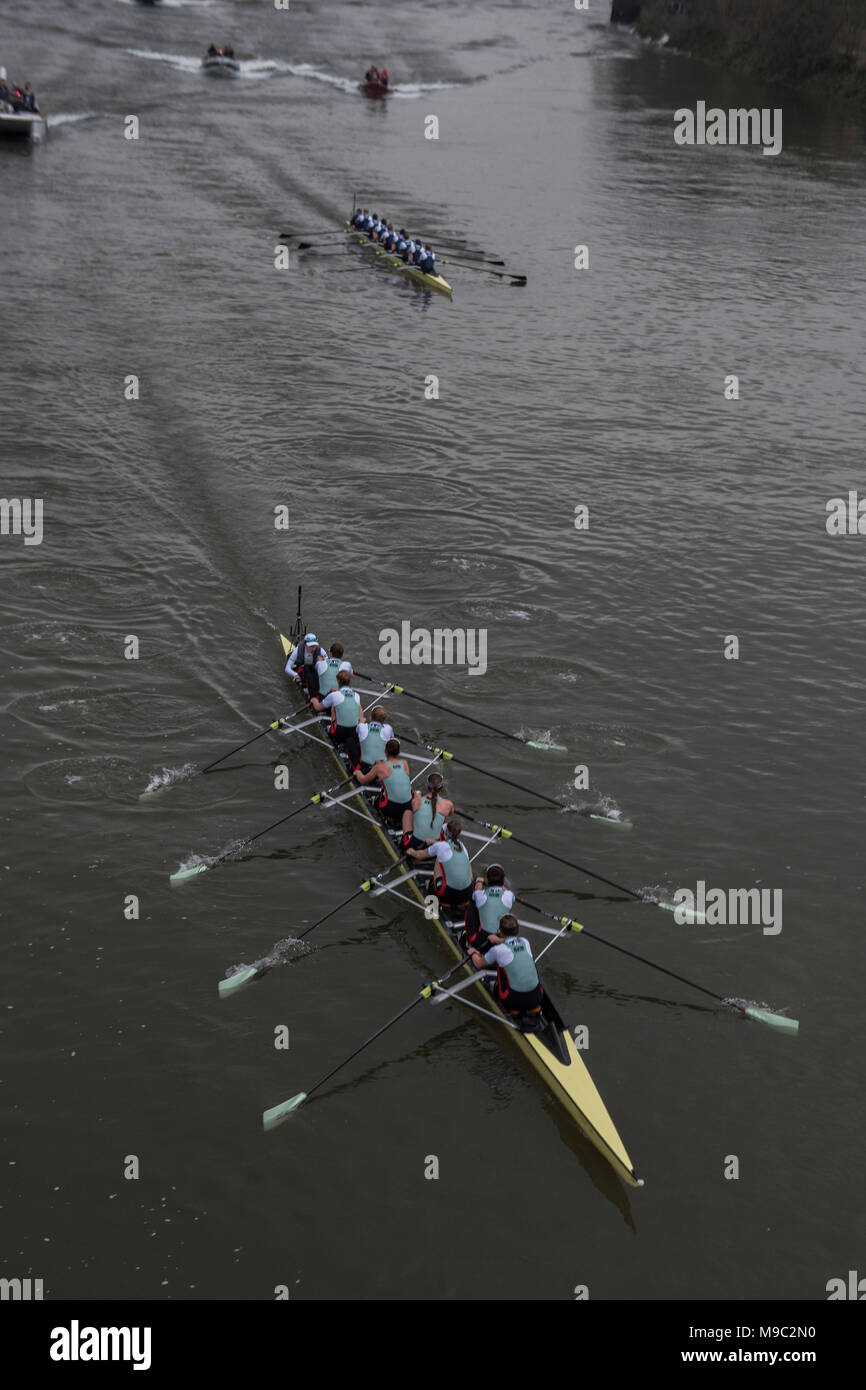 London, Großbritannien. 24. März, 2018. Die älteren Frauen Mannschaften die Hammersmith Bridge mit Cambridge in der Leitung - der Oxford v Cambridge Boat Race erfolgt auf der Themse. Dies ist die 164 Boat Race, mit beiden Mannschaften die Bekämpfung der Meisterschaftsplatz erstreckt 4.2 Meilen von Putney zu Mortlake. Credit: Guy Bell/Alamy leben Nachrichten Stockfoto