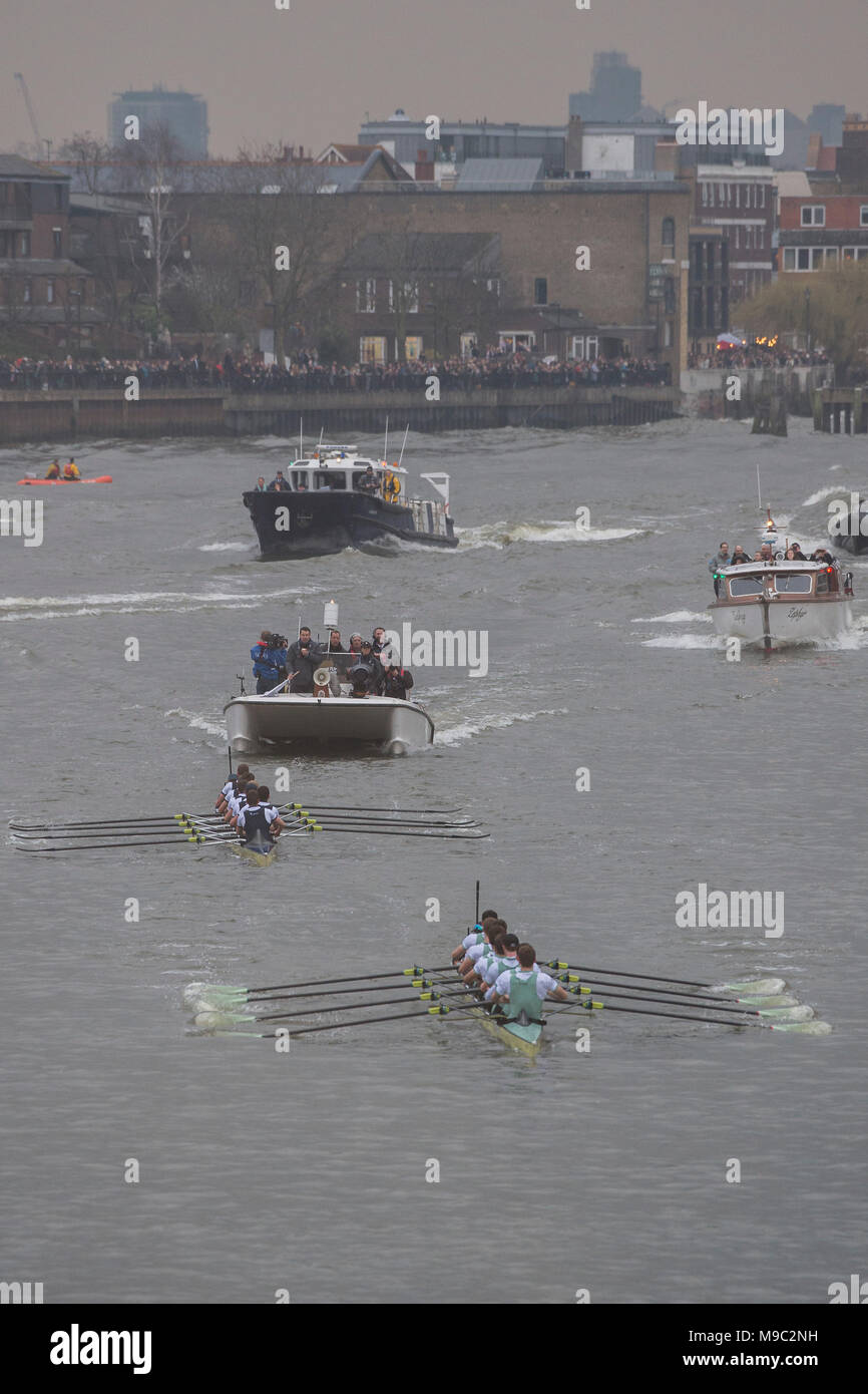 London, Großbritannien. 24. März, 2018. Die Mens, die ersten Boote passieren die Hammersmith Bridge mit Cambridge in der Leitung - der Oxford v Cambridge Boat Race erfolgt auf der Themse. Dies ist die 164 Boat Race, mit beiden Mannschaften die Bekämpfung der Meisterschaftsplatz erstreckt 4.2 Meilen von Putney zu Mortlake. Credit: Guy Bell/Alamy leben Nachrichten Stockfoto