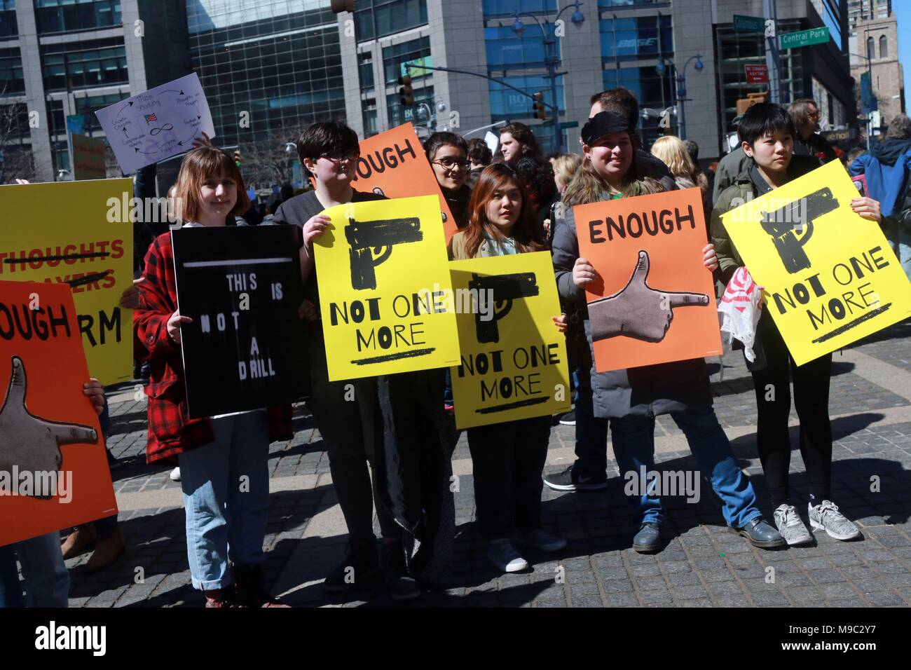 New York, US. 24. Mar, 2018. High School Kursteilnehmer Rally in New York City und in der ganzen Nation gegen die Schule von Waffengewalt und in Solidarität mit Marjory Stoneman Douglas High School Studenten in Parkland, Florida, die Szene eines tödlichen Amoklauf, dass 17 Studenten und Dozenten am 14. tot. Februar, 2018. Schätzungsweise 800 Sat-märsche inszeniert wurde in den USA und international. © 2018 G. Ronald Lopez/DigiPixsAgain. us/Alamy Live Neue Stockfoto