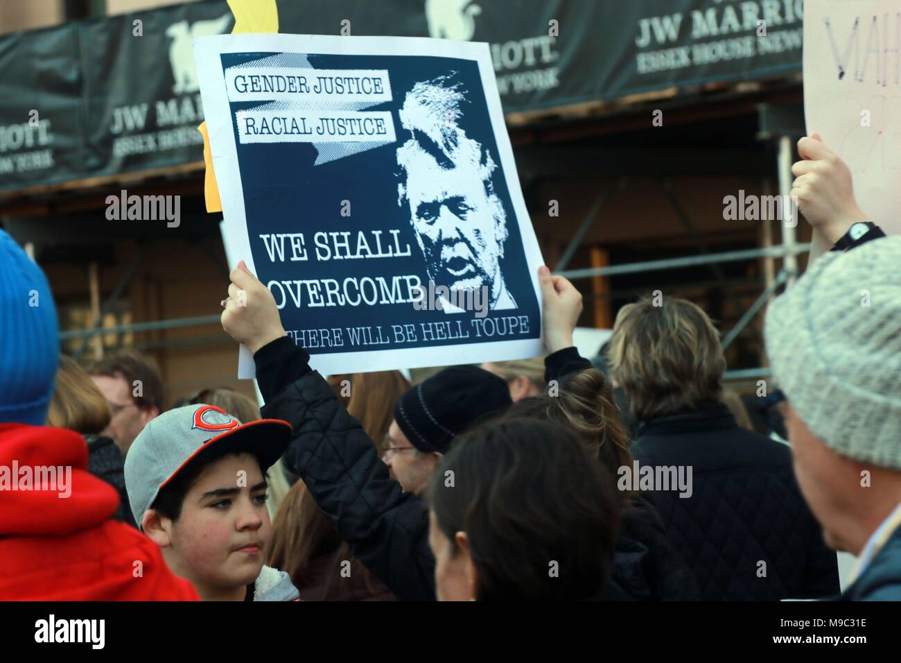 New York, US. 24. Mar, 2018. High School Kursteilnehmer Rally in New York City und in der ganzen Nation gegen die Schule von Waffengewalt und in Solidarität mit Marjory Stoneman Douglas High School Studenten in Parkland, Florida, die Szene eines tödlichen Amoklauf, dass 17 Studenten und Dozenten am 14. tot. Februar, 2018. Schätzungsweise 800 Sat-märsche inszeniert wurde in den USA und international. © 2018 G. Ronald Lopez/DigiPixsAgain. us/Alamy Live Neue Stockfoto