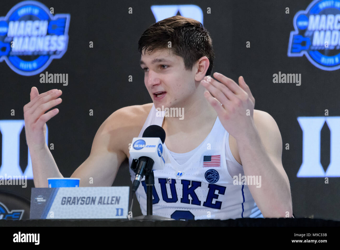 Omaha, NE USA 23 Mär, 2018. Duke Blue Devils guard Grayson Allen #3 Vorträge während der Pressekonferenz nach Basketball der süssen 16 NCAA Men Spiel zwischen #11 Syracuse Orange und #3 Duke Blue Devils am CenturyLink Center in Omaha, NE. Teilnahme: 17399. Herzog gewann 69-65. Jimmy Hautausschlag/Cal Sport Media/Alamy leben Nachrichten Stockfoto