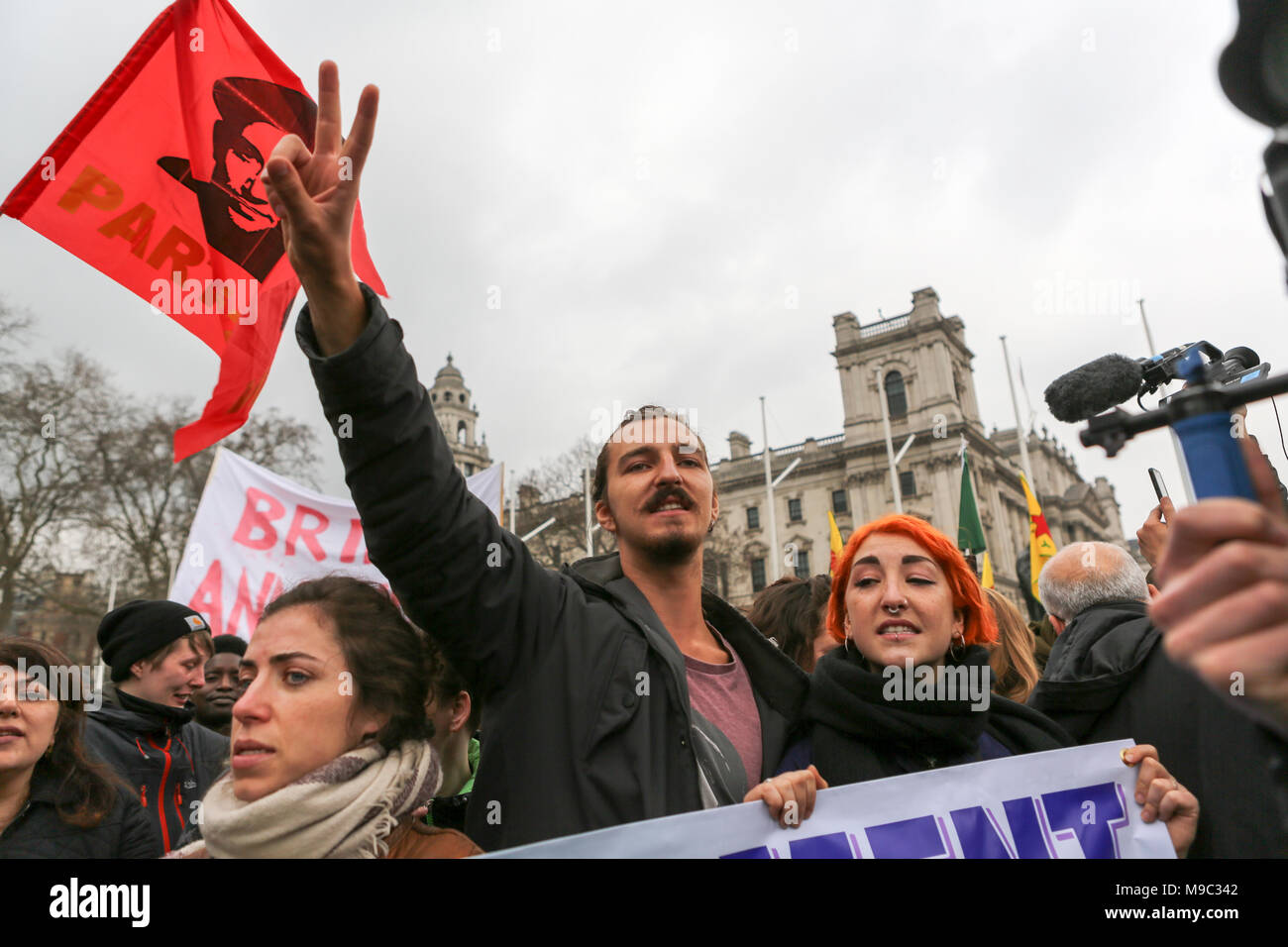 24. März, 2018. Anna Campbells Familie. Demonstration gegen die Türkischen Streitkräfte und Dschihadisten und der Invasion der überwiegend kurdischen Afrin Region in Syrien und den Körper von Anna Campbell zu bringen. Der Protest trifft bei Marble Arch vor marschieren Parliament Square. Penelope Barritt/Alamy leben Nachrichten Stockfoto