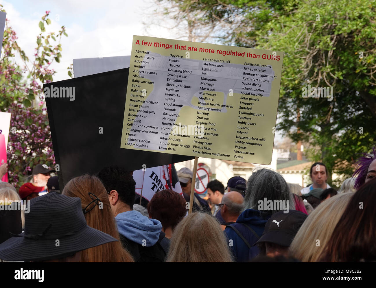 Burbank, CA/USA - März 24, 2018: in einem der "Marsch für das Leben" Demonstrationen in der ganzen Nation, eine lange Liste auf einem Schild behauptet, "ein paar Dinge, die mehr geregelt sind als Waffen zu sein." Quelle: Kilmer Media/Alamy leben Nachrichten Stockfoto