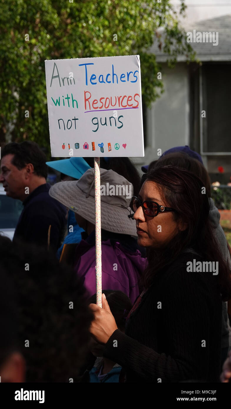 Burbank, CA, USA - 24. März 2018: In einem der "Marsch für das Leben" Demonstrationen in der ganzen Nation gehalten zu werden, eine Frau hält ein Schild mit der Aufschrift "Arm Lehrer mit Ressourcen nicht Gewehren." Credit: Kilmer Media/Alamy leben Nachrichten Stockfoto
