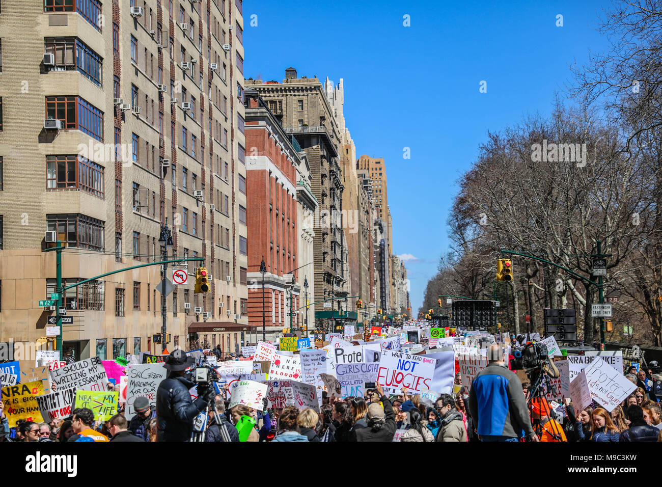 New York, New York, USA. 24 Mär, 2018. Familien und Schüler während der ''Marsch für das Leben'' Handeln zur Unterstützung der Gun Control, auf der Insel Manhattan in New York City am Samstag, 24. Credit: William Volcov/ZUMA Draht/Alamy leben Nachrichten Stockfoto