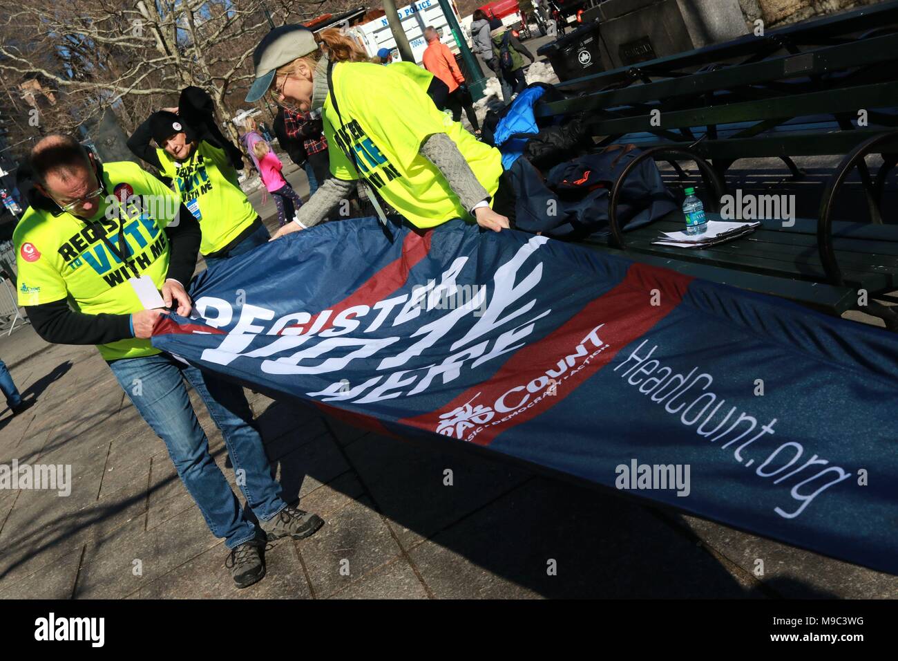 März 24, 2018 - New York City, New York, US-High School Kursteilnehmer Rally in New York City und in der ganzen Nation gegen die Schule von Waffengewalt und in Solidarität mit Marjory Stoneman Douglas High School Studenten in Parkland, Florida, die Szene eines tödlichen Amoklauf, dass 17 Studenten und Dozenten am 14. tot. Februar, 2018. Schätzungsweise 800 Sat-märsche inszeniert wurde in den USA und international. (Bild: © G. Ronald Lopez über ZUMA Draht) Stockfoto