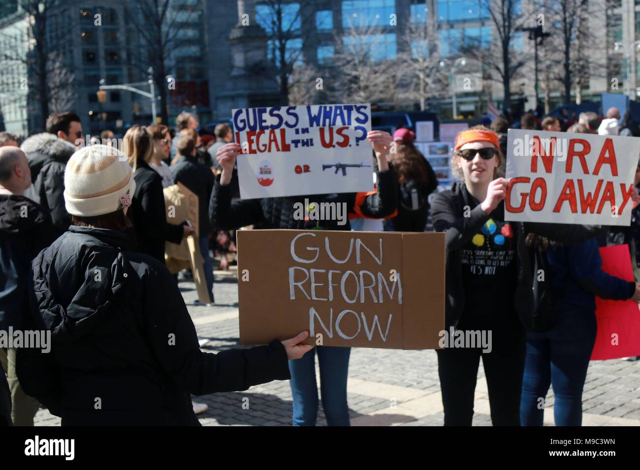 März 24, 2018 - New York City, New York, US-High School Kursteilnehmer Rally in New York City und in der ganzen Nation gegen die Schule von Waffengewalt und in Solidarität mit Marjory Stoneman Douglas High School Studenten in Parkland, Florida, die Szene eines tödlichen Amoklauf, dass 17 Studenten und Dozenten am 14. tot. Februar, 2018. Schätzungsweise 800 Sat-märsche inszeniert wurde in den USA und international. (Bild: © G. Ronald Lopez über ZUMA Draht) Stockfoto