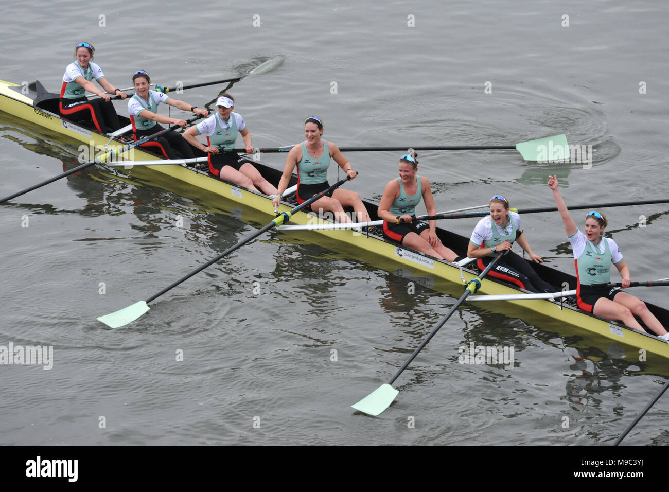 London, UK, 24. März 2018. Cambridge Frauen feiern ihren Gewinn nur nach dem Überqueren der Ziellinie in der Cancer Research UK Frauen Boat Race. L bis R: Bow-Tricia Smith (GBR, Christi), Imogen Grant (GBR, Trinität), Kelsey Barolak (USA, Homerton), Thea Zabell (GBR, Downing), Paula Wesselmann (GER, Jesus), Alice Weiß (GBR/NZL, Homerton), Myriam Goudet-Boukhatmi (FRA, Lucy Cavendish). Der Sieg Tally b Credit: Michael Preston/Alamy leben Nachrichten Stockfoto