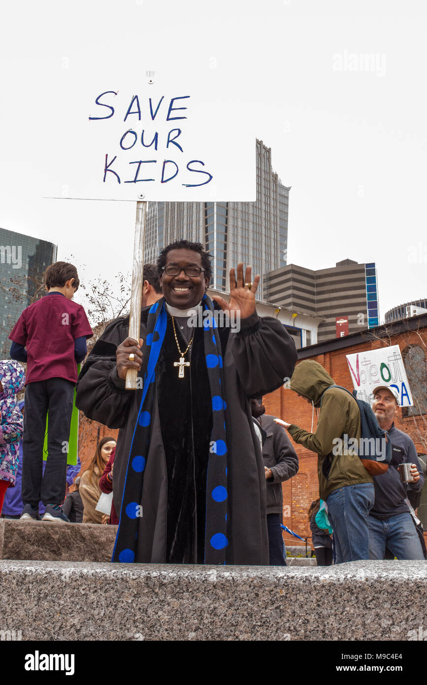 Charlotte, NC, USA. 24. März, 2018. Tausende Demonstranten versammeln sich in Charlotte im März für unser Leben nationalen Rallye anspruchsvolle vernünftige Gun Control zu beteiligen. Referenten waren zwei junge Sandy Hook Überlebenden und der relativen einer Jugend vor kurzem an Stoneman Douglas High School in Florida getötet. Credit: Schloss Bilder/Alamy leben Nachrichten Stockfoto