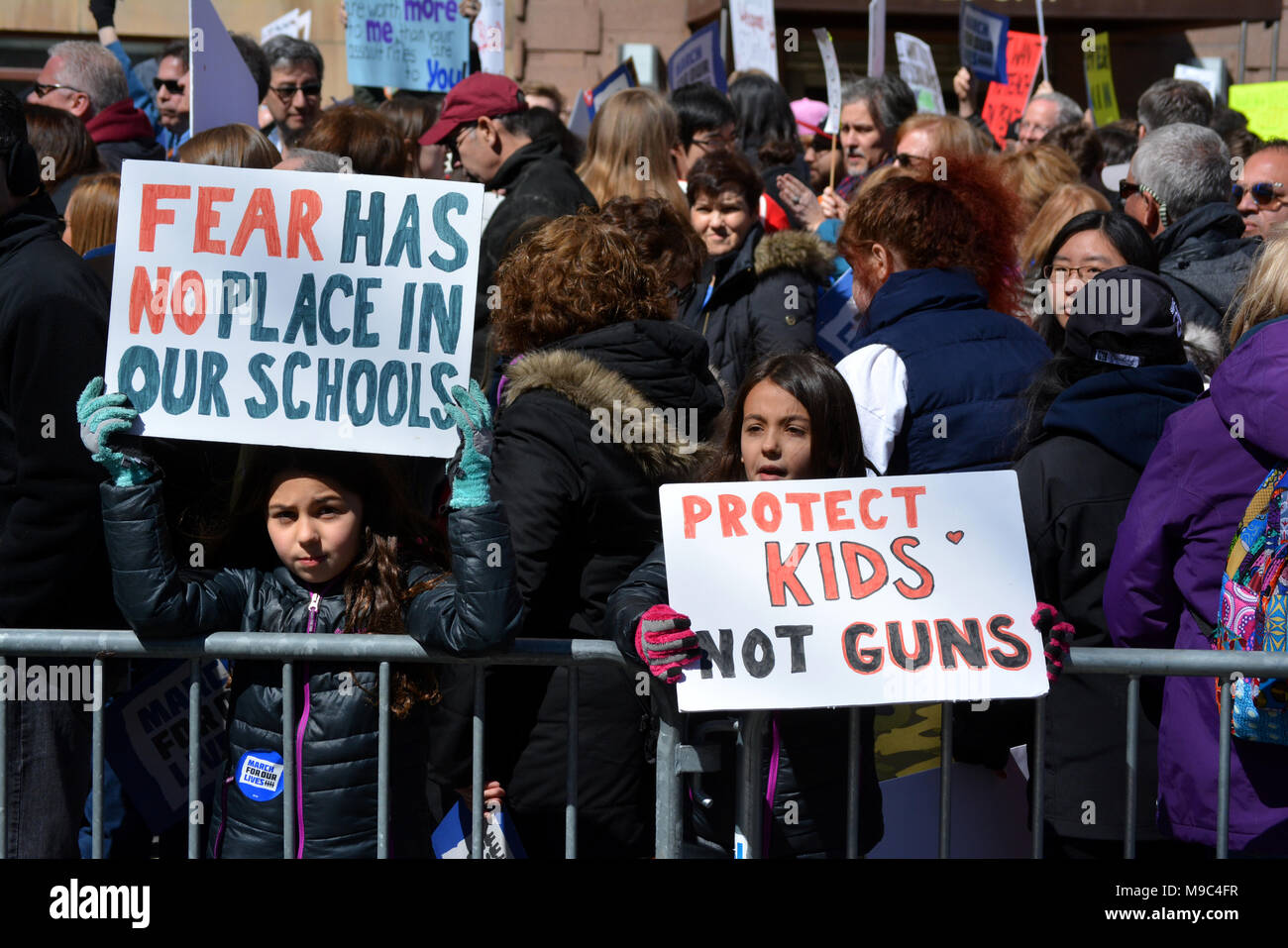 New York City, NY, USA, 24. März 2018. Leute im März für unser Leben gegen Waffengewalt in New York City. Quelle: Christopher Penler/Alamy leben Nachrichten Stockfoto