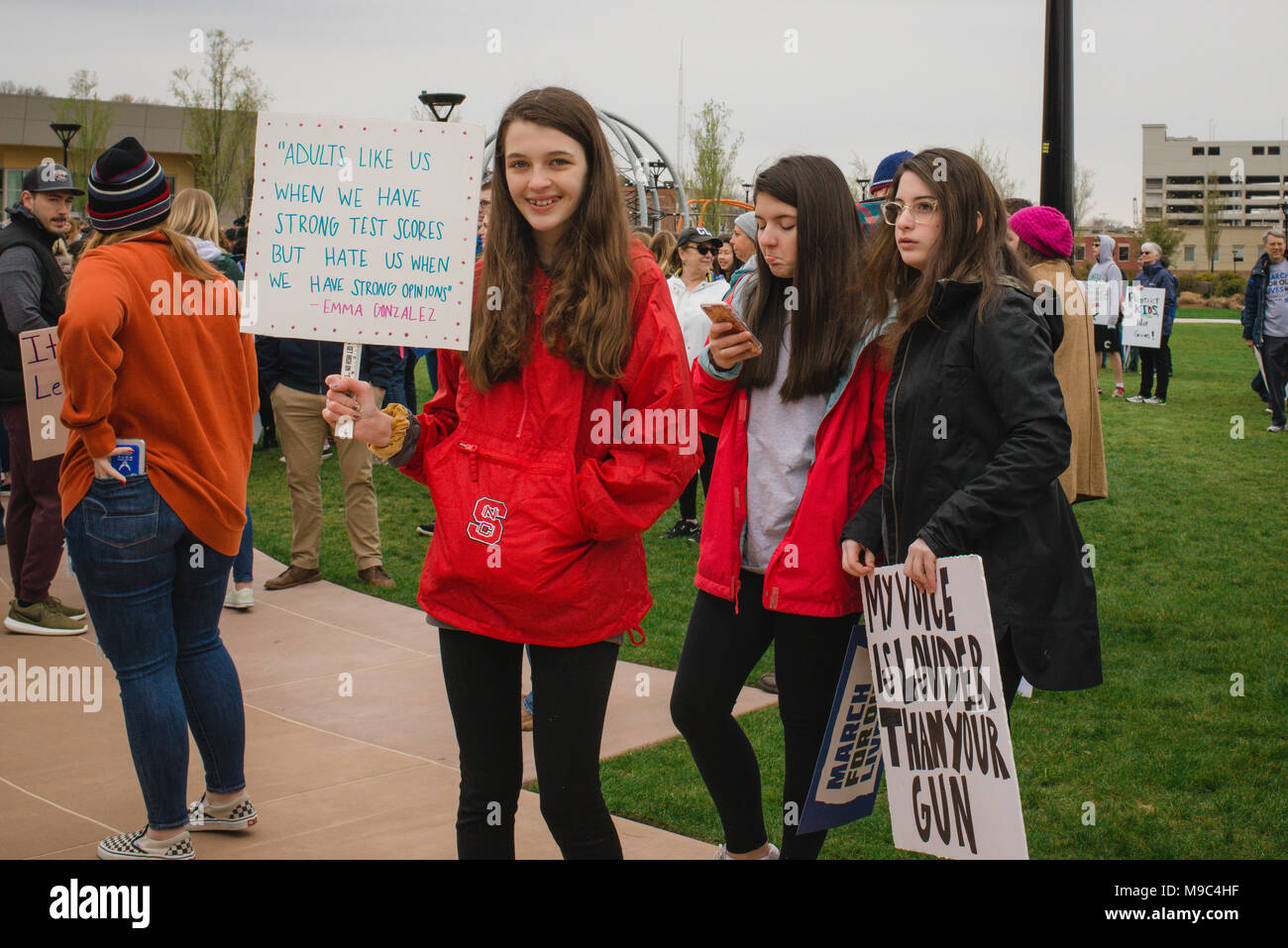 Charlotte, NC, USA. 24. März, 2018. Tausende Demonstranten versammeln sich in Charlotte im März für unser Leben nationalen Rallye anspruchsvolle vernünftige Gun Control zu beteiligen. Referenten waren zwei junge Sandy Hook Überlebenden und der relativen einer Jugend vor kurzem an Stoneman Douglas High School in Florida getötet. Credit: Schloss Bilder/Alamy leben Nachrichten Stockfoto