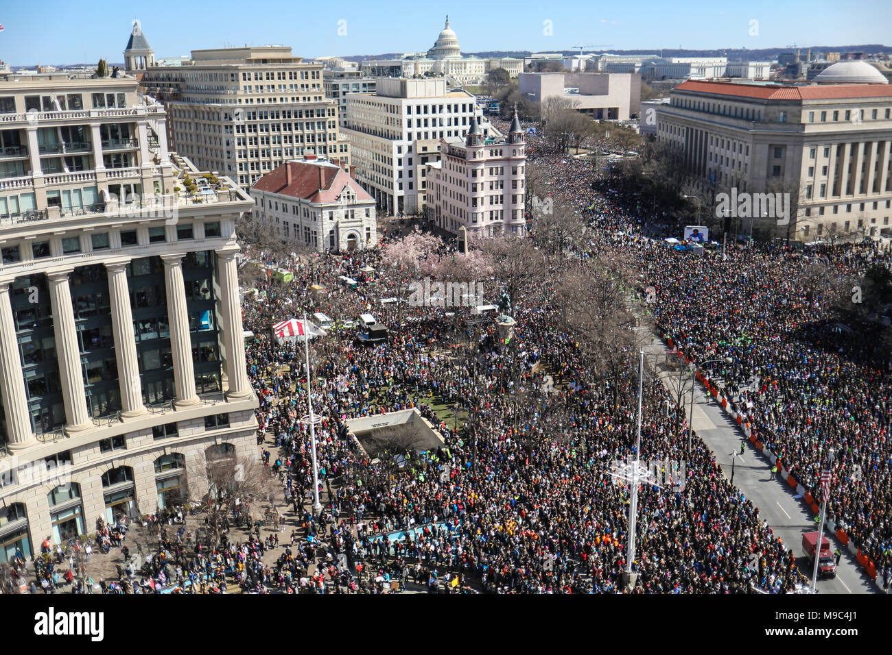 WASHINGTON, DC, USA. 24. März 2018. Hunderttausende von Menschen auf die Straße, die in der März für unser Leben ein Bundesweiter Protest gegen Waffengewalt in der Stoneman Douglas High School shooting in Parkland, Florida. Credit: Nicole Glas/Alamy Leben Nachrichten. Stockfoto