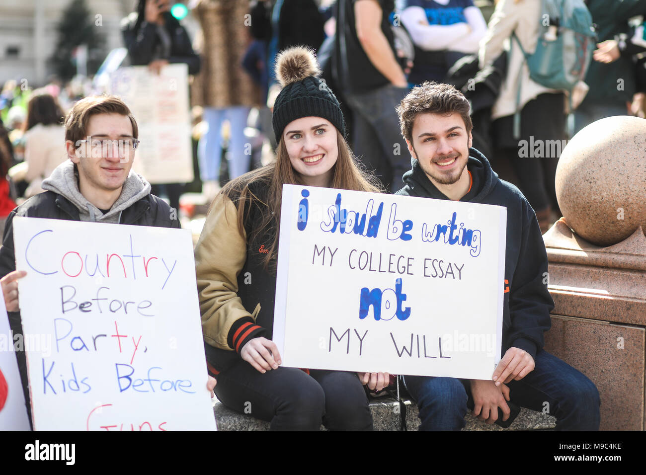 WASHINGTON, DC, USA. 24. März 2018. Hunderttausende von Menschen auf die Straße, die in der März für unser Leben ein Bundesweiter Protest gegen Waffengewalt in der Stoneman Douglas High School shooting in Parkland, Florida. Credit: Nicole Glas/Alamy Leben Nachrichten. Stockfoto