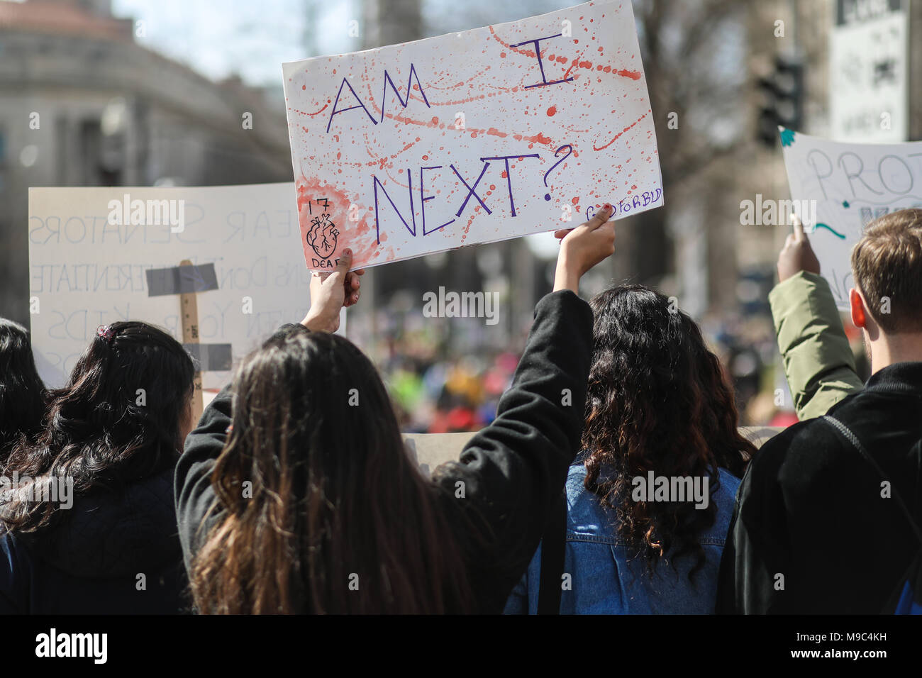 WASHINGTON, DC, USA. 24. März 2018. Hunderttausende von Menschen auf die Straße, die in der März für unser Leben ein Bundesweiter Protest gegen Waffengewalt in der Stoneman Douglas High School shooting in Parkland, Florida. Credit: Nicole Glas/Alamy Leben Nachrichten. Stockfoto