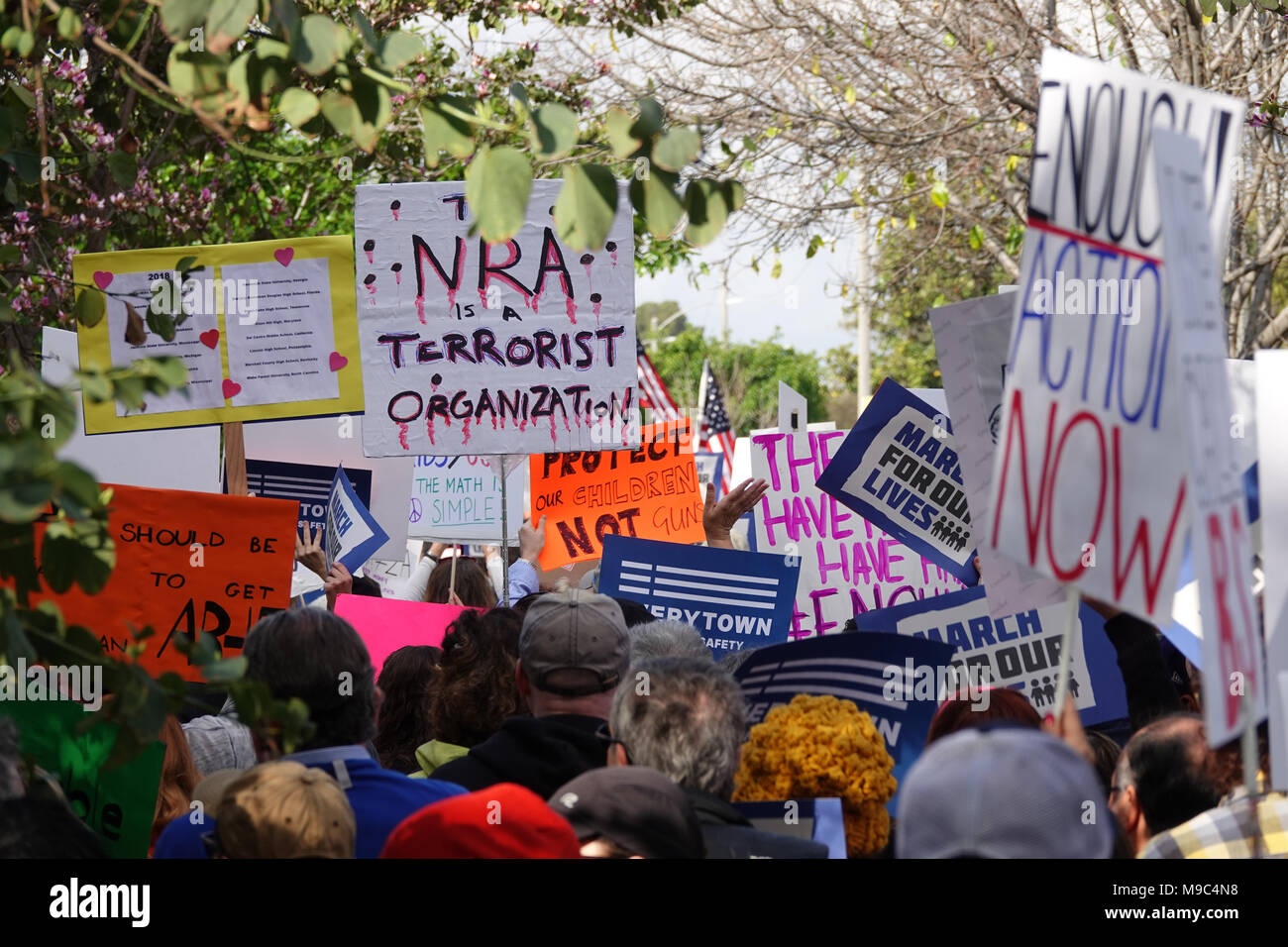 Burbank, CA, USA - 24. März 2018: Bei einer der landesweiten Demonstrationen „Marsch für unser Leben“ werden verschiedene Zeichen gezeigt, die gesetzgeberische Maßnahmen zur Bekämpfung von Waffengewalt und zur Erhöhung der Sicherheit in der Schule fordern. Quelle: Kilmer Media/Alamy Live News Stockfoto