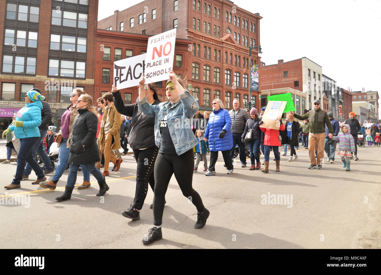 Portland, ME - März 24, 2018: Nationale Schule Arbeitsniederlegung Student Protester Holding unterzeichnen, am 24. März 2018 in Portland ME Credit: Enrico Della Pietra/Alamy leben Nachrichten Stockfoto