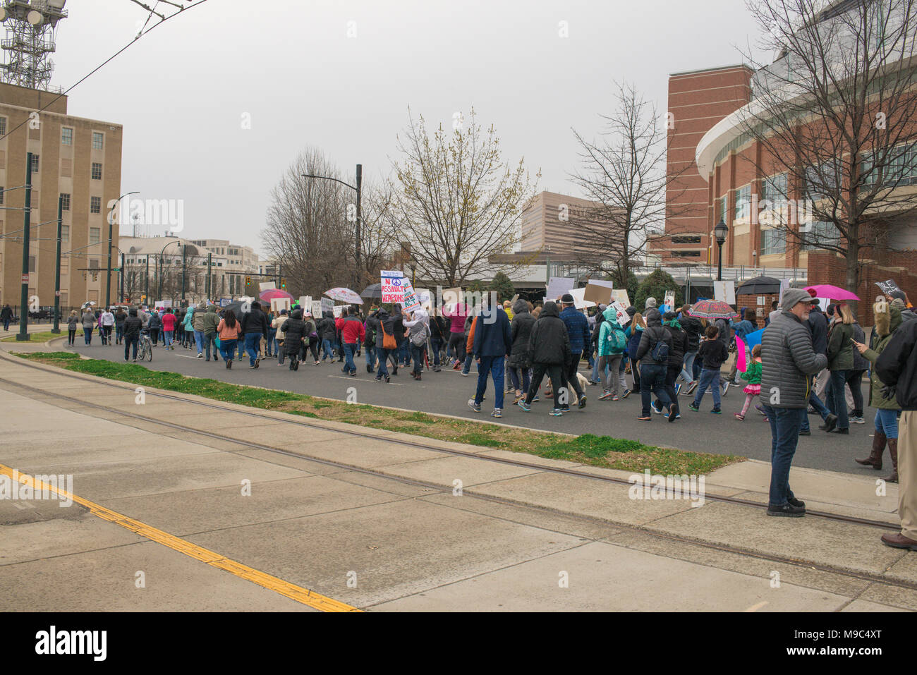 Charlotte, NC, USA. 24. März, 2018. Tausende Demonstranten versammeln sich in Charlotte im März für unser Leben nationalen Rallye anspruchsvolle vernünftige Gun Control zu beteiligen. Referenten waren zwei junge Sandy Hook Überlebenden und der relativen einer Jugend vor kurzem an Stoneman Douglas High School in Florida getötet. Credit: Schloss Bilder/Alamy leben Nachrichten Stockfoto