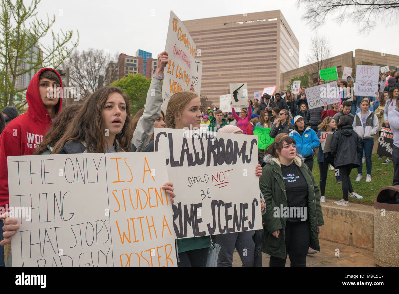 Charlotte, NC, USA. 24. März, 2018. Tausende Demonstranten versammeln sich in Charlotte im März für unser Leben nationalen Rallye anspruchsvolle vernünftige Gun Control zu beteiligen. Referenten waren zwei junge Sandy Hook Überlebenden und der relativen einer Jugend vor kurzem an Stoneman Douglas High School in Florida getötet. Credit: Schloss Bilder/Alamy leben Nachrichten Stockfoto