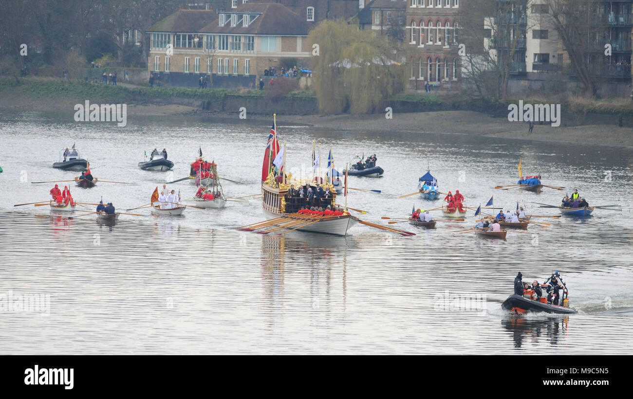 London, UK, 24. März 2018. Gloriana (Zeile Barge der Königin) mit einer Eskorte aus traditionellem Handwerk rudern über den Cancer Research UK Boat Race Kurs vor dem Start der vier Regatten. Gloriana ist 90-foot-long (27 m) Rudern Barge. Sie wird von 18 Ruderern und zwei innenbord Motoren angetrieben. Quelle: Michael Preston/Alamy leben Nachrichten Stockfoto