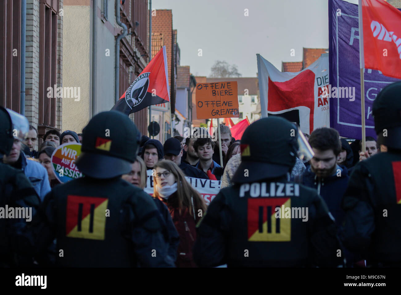 Kandel, Deutschland. 24. März 2018. Polizisten haben einige der Antifa Demonstranten und führen Sie zurück zum Bahnhof eingekesselt. Rund 2.000 Antifaschisten aus verschiedenen politischen Parteien und Organisationen durch die Stadt Kandel marschierten, ihren Widerstand gegen den Marsch der rechten AfD-Partei, die an der gleichen Zeit und die Erinnerung an den Mord an einem Mädchen Ende letzten Jahres durch einen Asylbewerber eingesetzt, als Vorwand für einen rechtsradikalen und rassistischen Protest zu zeigen. Der Protest wurde von der rheinland-pfaelzischen Ministerpraesident Malu Dreyer und Politiker aus besucht Stockfoto