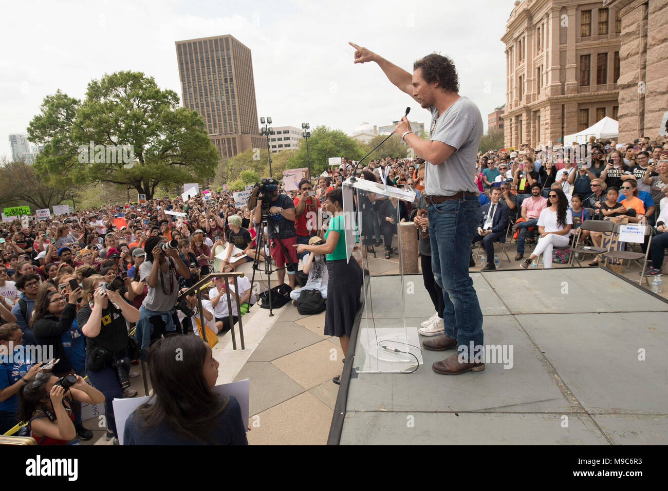 Schauspieler Matthew McConaughey, mit Tochter Vida, spricht zu den fast 10.000 Demonstranten, die an der Texas State Capitol im März für unser Leben protestieren gun Gewalt in der Schule Massenerschießungen einschließlich Parkland, Florida im Februar 2018 angenähert. Stockfoto