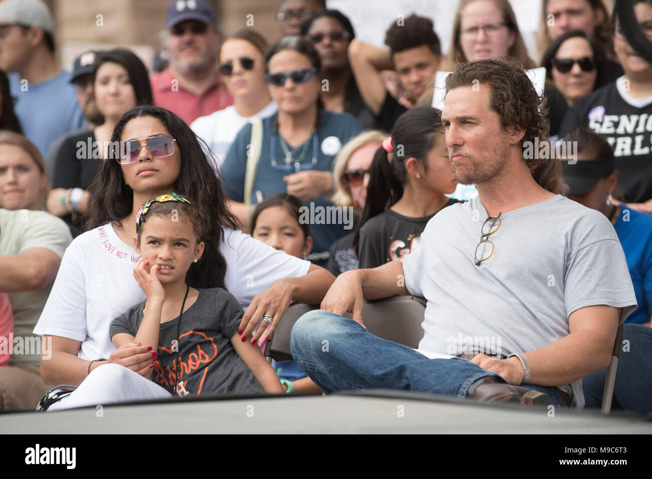 Schauspieler Matthew McConaughey, mit Frau Camila Alves und Tochter Vida, wartet auf die fast 10.000 Demonstranten, die an der Texas State Capitol im März für unser Leben protestieren gun Gewalt in der Schule Massenerschießungen einschließlich Parkland, Florida im Februar 2018 Converged zu sprechen. Stockfoto