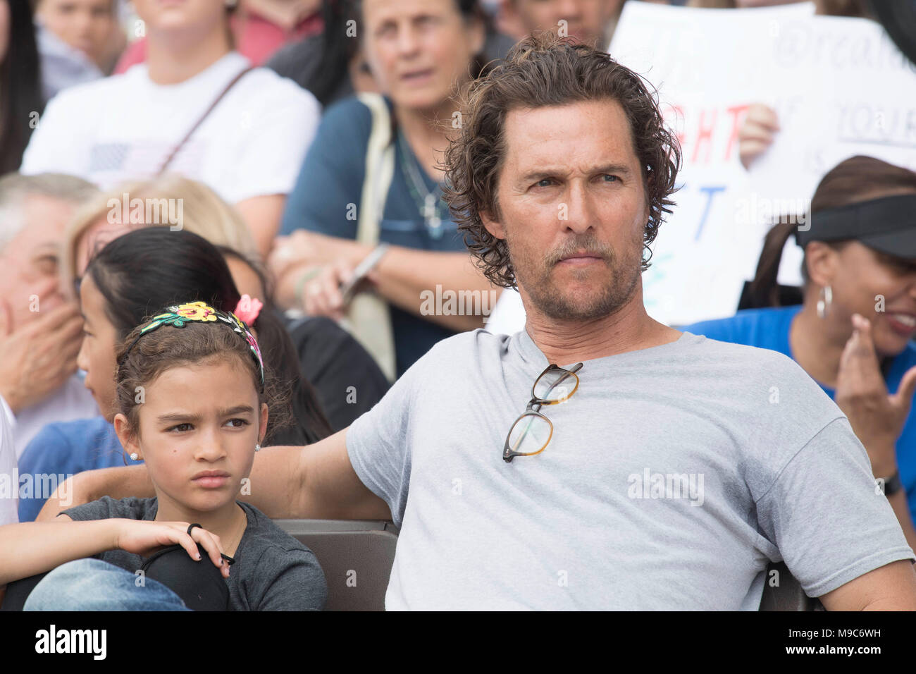 Schauspieler Matthew McConaughey, mit Frau Camila Alves und Tochter Vida, wartet auf die fast 10.000 Demonstranten, die an der Texas State Capitol im März für unser Leben protestieren gun Gewalt in der Schule Massenerschießungen einschließlich Parkland, Florida im Februar 2018 Converged zu sprechen. Stockfoto