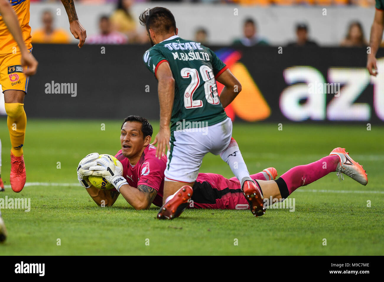 Houston, Texas, USA. 24 Mär, 2018. UANL Tigres Torhüter Miguel Ortega (30) Erhält bei starkem Verkehr vor dem Netz während der Liga MX Fußballspiel zwischen den UANL Tigres und C.D. Guadalajara bei BBVA Stadion in Houston, Texas. Chris Brown/CSM/Alamy leben Nachrichten Stockfoto