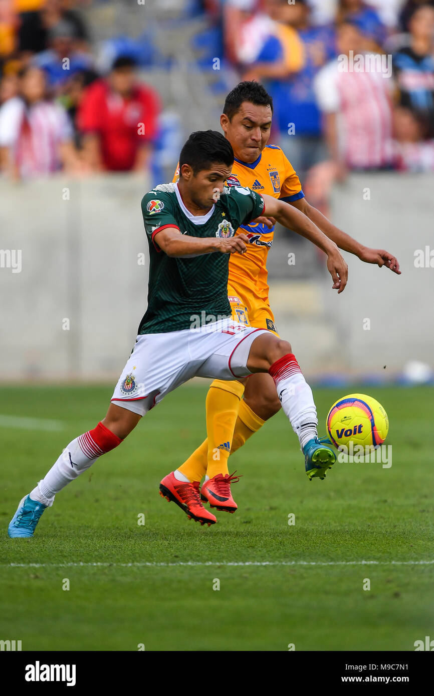 Houston, Texas, USA. 24 Mär, 2018. Guadalajara, Michelle Benitez (15) Kämpfe UANL Tigres Mittelfeldspieler Alberto Acosta (27) während der Liga MX Fußballspiel zwischen den UANL Tigres und C.D. Guadalajara bei BBVA Stadion in Houston, Texas. Chris Brown/CSM/Alamy leben Nachrichten Stockfoto