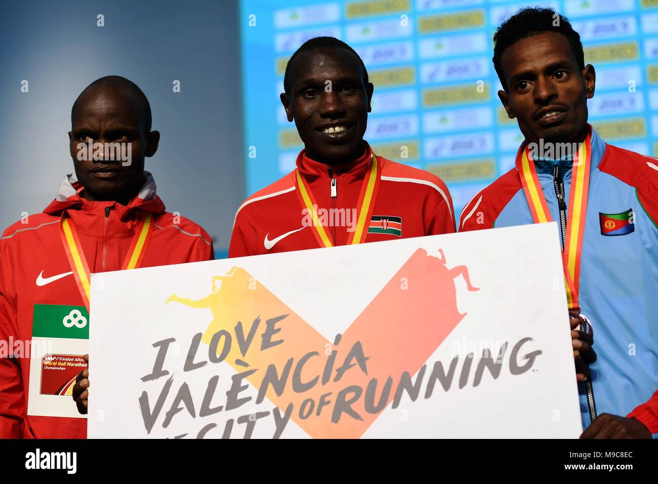 Valencia. 24 Mär, 2018. Gold medallist Kenia Geoffrey Kamworor (C) wirft mit silbermedaillengewinner Abraham Cheroben (L) von Bahrain und bronzemedallist Aron Kifle von Eritrea während der Preisverleihung für Männer Finale der IAAF World Half Marathon Championships in Valencia, Spanien am 24. März 2018. Quelle: Guo Qiuda/Xinhua/Alamy leben Nachrichten Stockfoto