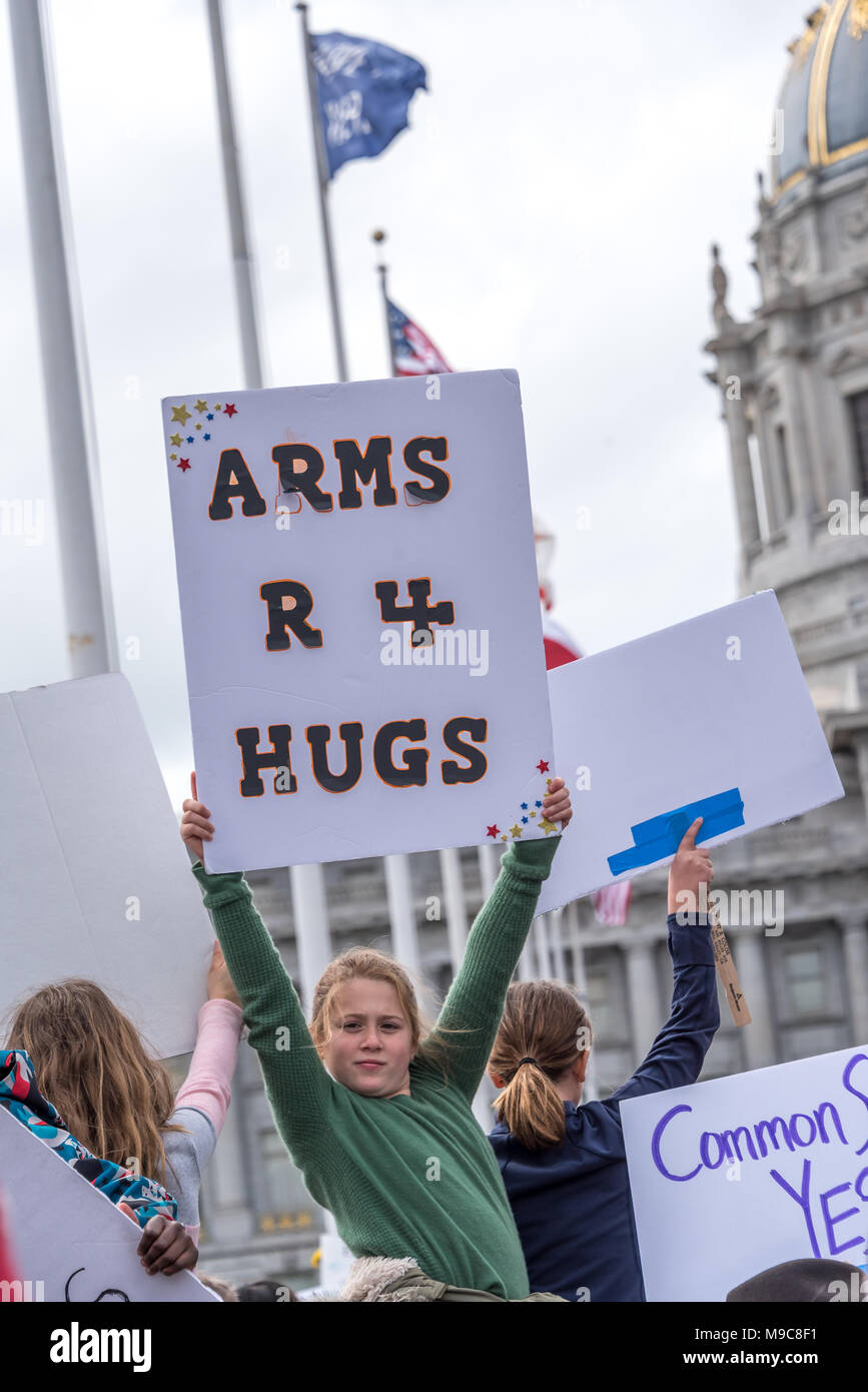 San Francisco, USA. 24. März, 2018. März für unser Leben Rally und März für Pistole Steuerung aufgerufen und am Ende Waffengewalt; ein junges Mädchen reiten auf den Schultern eines Erwachsenen (nicht sichtbar) hält ein Zeichen hoher Messwert, 'Arme R4 Umarmungen" (Arme sind für umarmungen). Shelly Rivoli/Alamy leben Nachrichten Stockfoto