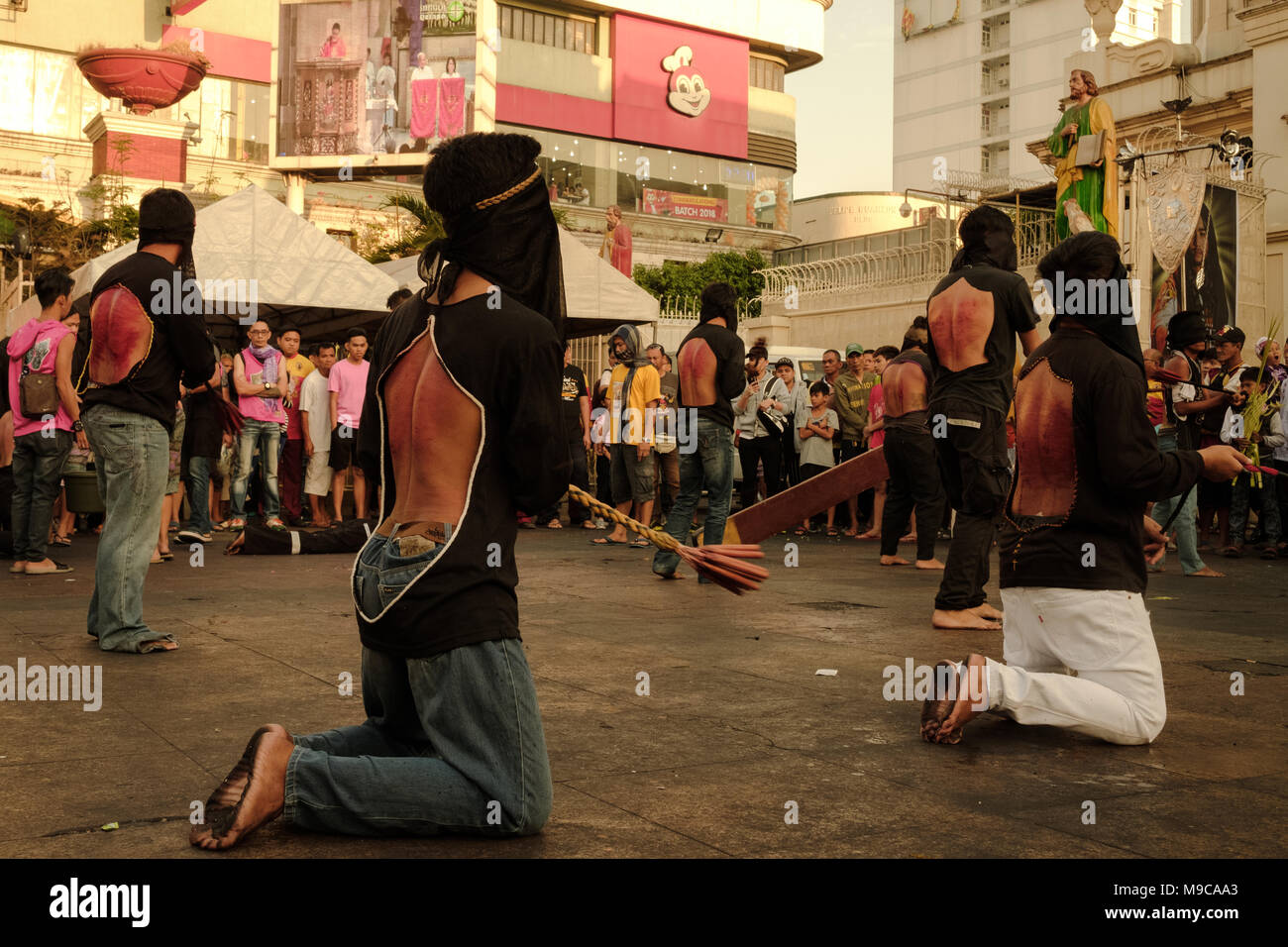 Eine religise Gruppe von Tondo, Manila fhren Sie ein Ritual namens  'penitensya', wo Sie sich Peitsche mit Bambus, bis sie bluten  Stockfotografie - Alamy