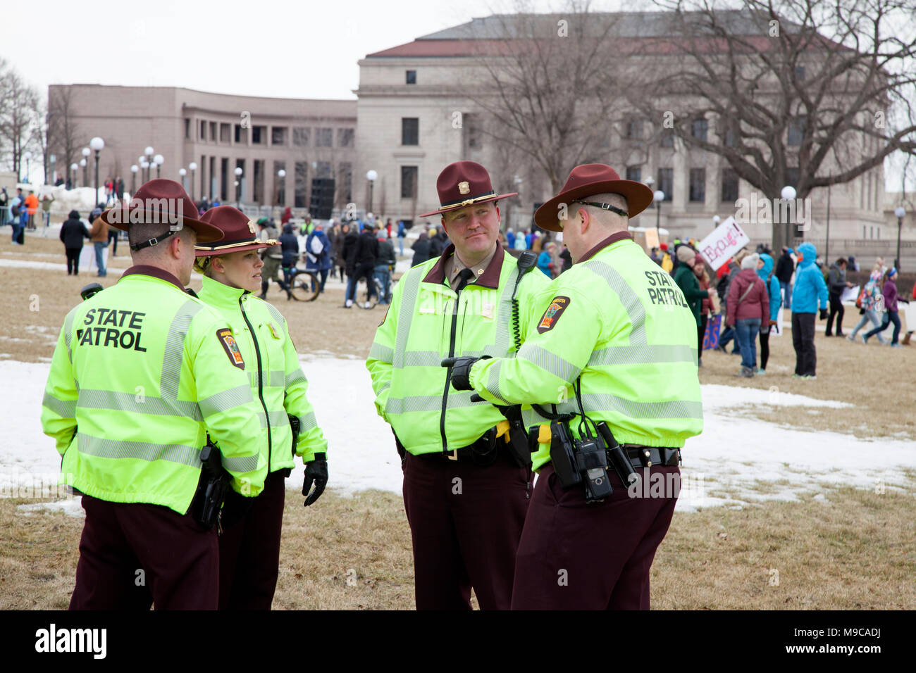 Zustand Patrouille Offiziere in Fluoreszierende Jacken am 'March für Rallye unser Leben' in der Landeshauptstadt. St. Paul Minnesota MN USA Stockfoto
