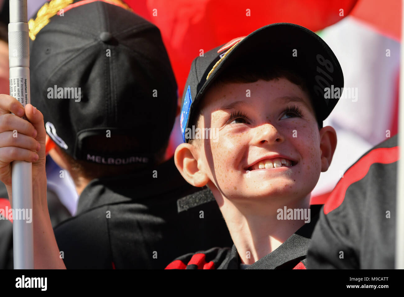 Albert Park, Melbourne, Australien. 25 Mär, 2018. Ein Raster Kind reagiert auf das Raster vor Beginn der 2018 australischen Formel 1 Grand Prix im Albert Park in Melbourne, Australien. Sydney Low/Cal Sport Media/Alamy leben Nachrichten Stockfoto