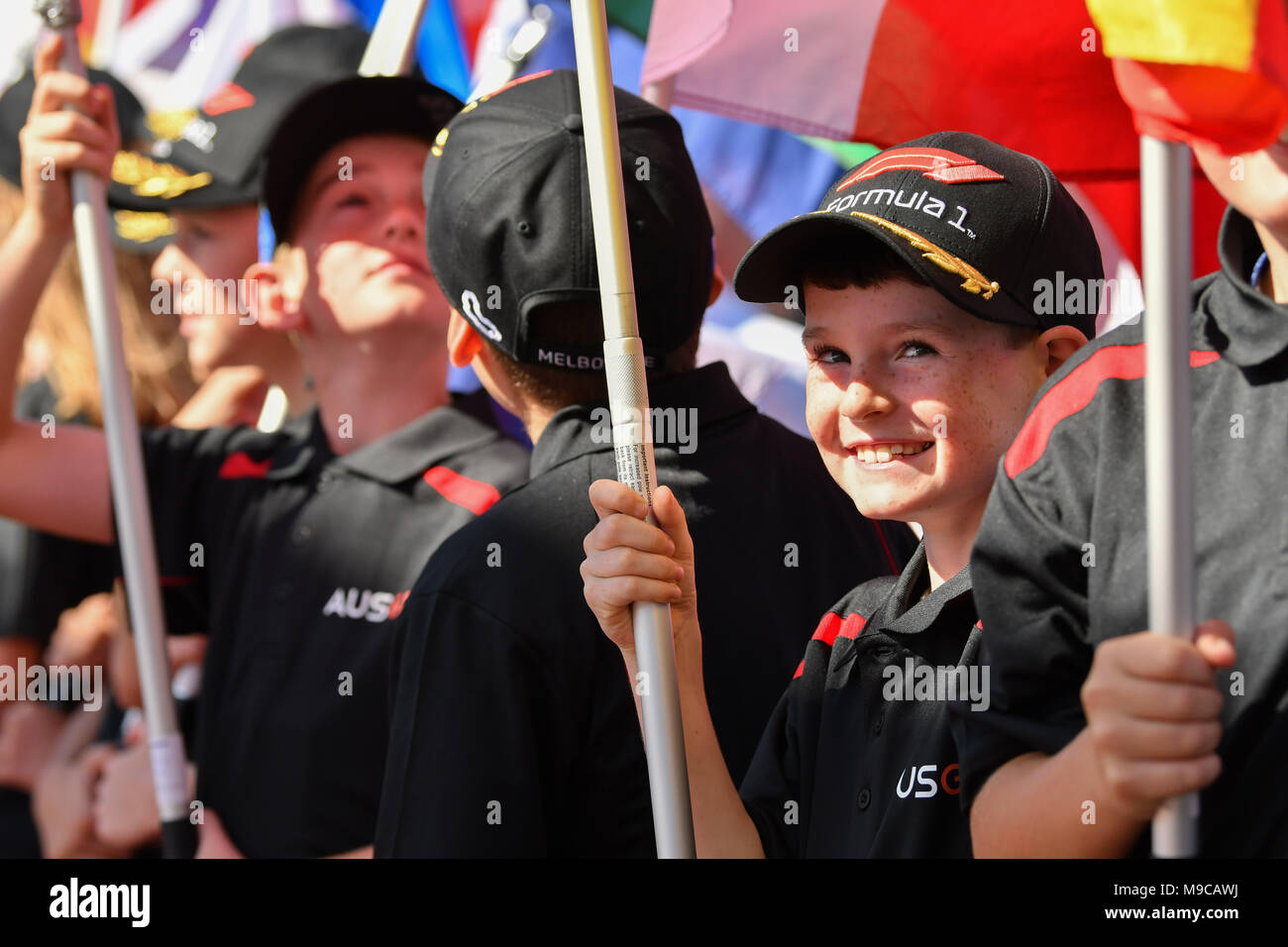 Albert Park, Melbourne, Australien. 25 Mär, 2018. Ein Raster Kind reagiert auf das Raster vor Beginn der 2018 australischen Formel 1 Grand Prix im Albert Park in Melbourne, Australien. Sydney Low/Cal Sport Media/Alamy leben Nachrichten Stockfoto