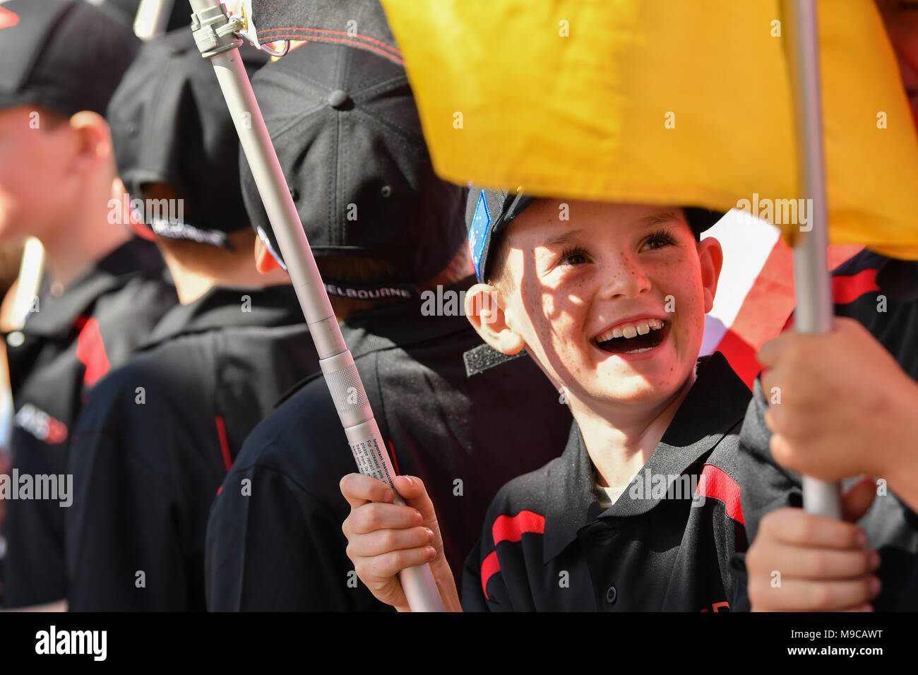 Albert Park, Melbourne, Australien. 25 Mär, 2018. Ein Raster Kind reagiert auf das Raster vor Beginn der 2018 australischen Formel 1 Grand Prix im Albert Park in Melbourne, Australien. Sydney Low/Cal Sport Media/Alamy leben Nachrichten Stockfoto